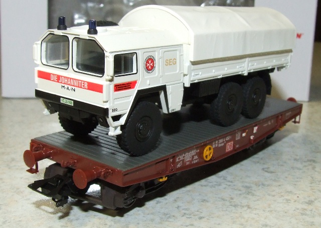 Märklin 48670 Schwerlastwagen mit MAN Johanniter beladen I + S