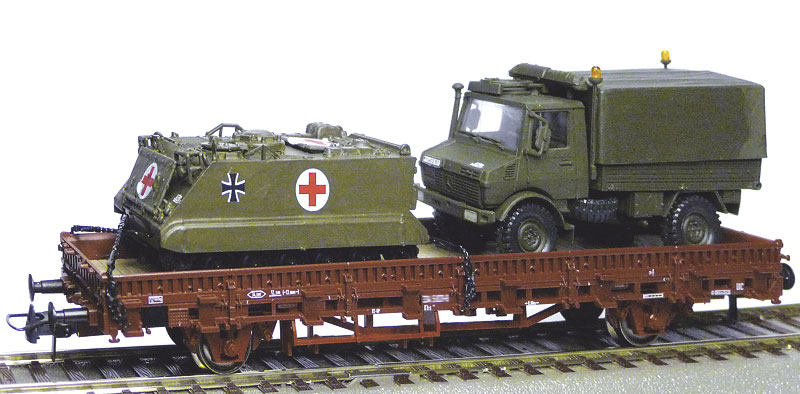 ROCO 66492 Rungenwagen 2achsig  +Bw  M113 RK + Unimog U1300L