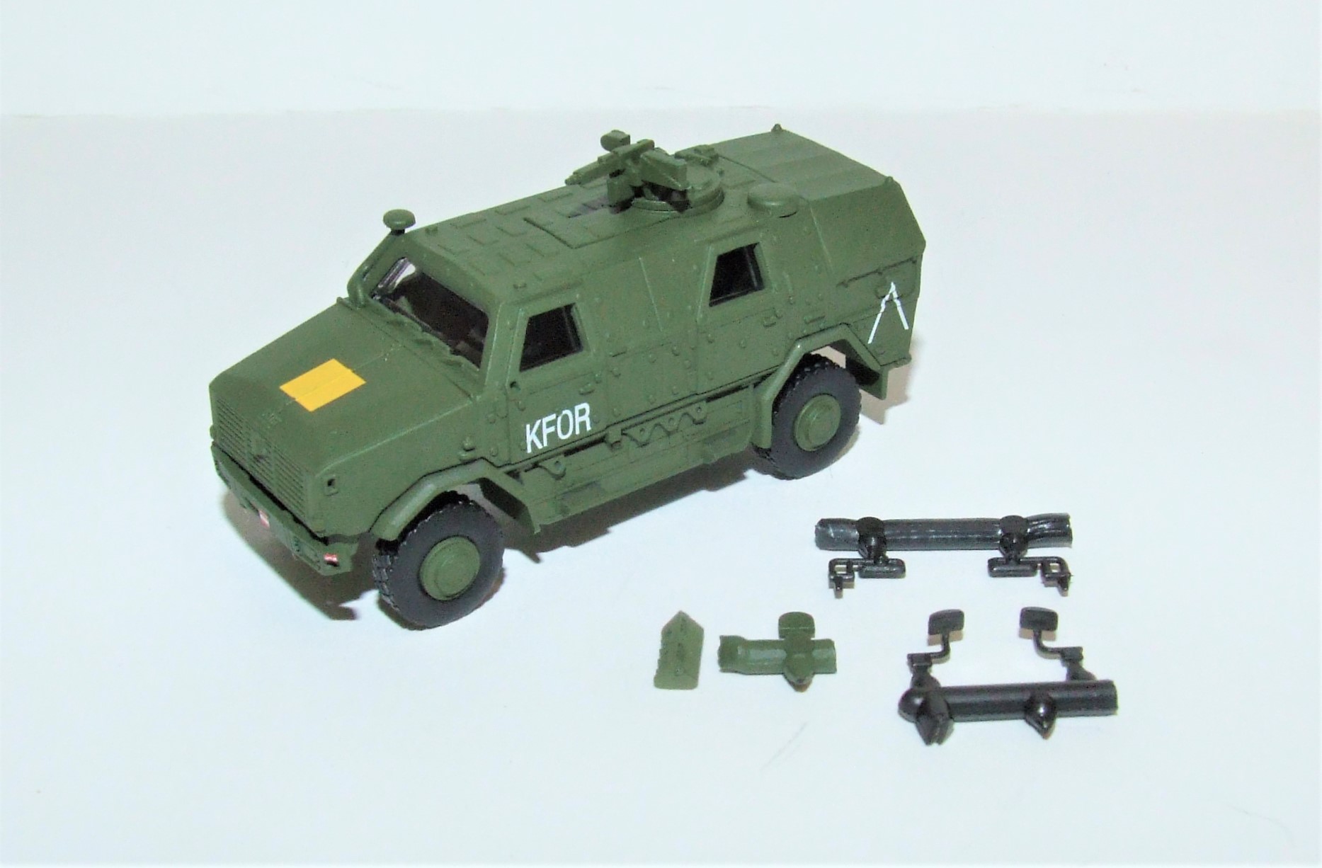 herpa Modèle Militaire Véhicule de Transport Tout-Protection (ATF) Dingo avec FLW 200, décoré, Miniature à l'échelle 1:87, Objet de Collection, fabriqué en Allemagne, Plastique